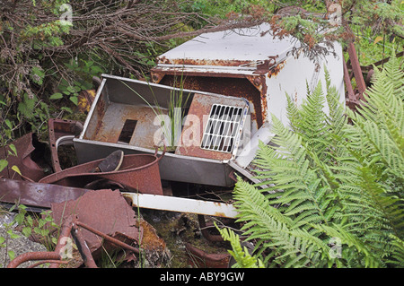 Réfrigérateur abandonnés et d'autres éliminés junk dans Glen Gairn, les Highlands écossais. Banque D'Images