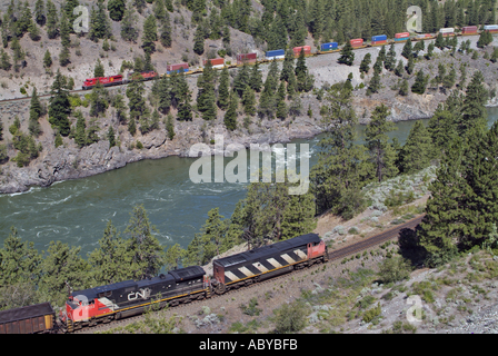 Les trains de marchandises et de la rivière Thompson, canyon du Fraser en Colombie-Britannique, Canada Banque D'Images