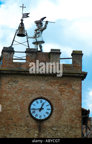 Torre della clocktower Pulcinella dans le célèbre village viticole de Montepulciano dans la région toscane de l'Italie Banque D'Images