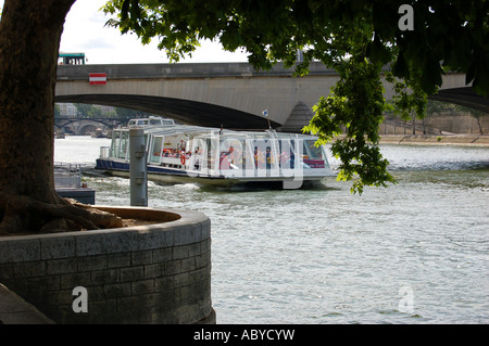 Une en Bateaux Mouche sur la Seine, Paris France Banque D'Images