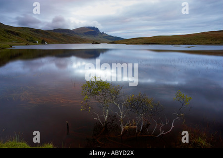 Vue sur le Loch Fada vers le Storr sur la péninsule de Trotternish l'île de Skye Banque D'Images