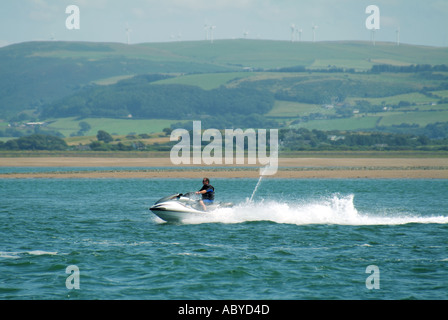 Vue depuis Aberdyfi ou Aberdovey station balnéaire plage de MAN En voiture un jet ski rapide dans le pittoresque estuaire de la rivière Dyfi River Dovey Gwyned Nord du pays de Galles Royaume-Uni Banque D'Images