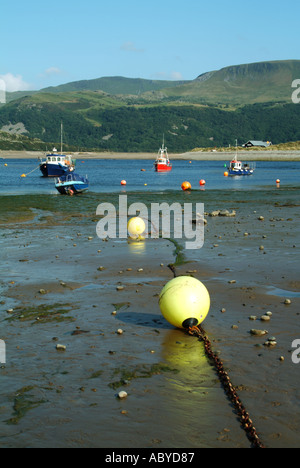 Barmouth bateaux amarrés et petits yachts dans l'estuaire de Mawddach Afon Banque D'Images