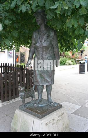 L Dorothy Sayers théologien érudit romancier dante statue essex england uk go Banque D'Images