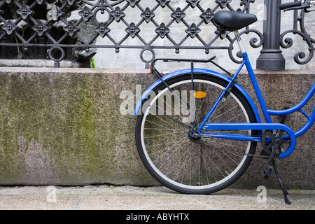 Support à vélo bleu contre fer forgé à Copenhague, Danemark Banque D'Images