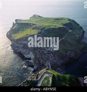 Tintagel Cornwall Island accueil légendaire du roi Arthur, Camelot UK Vue aérienne Banque D'Images