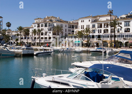 Puerto Duquesa, Costa del Sol, Espagne sur une journée ensoleillée généralement Février Banque D'Images