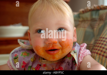 Un bébé tout-petit enfant d'alimentation Alimentation 1 alimentation manger le déjeuner dîner souper snack-sauce tomate, chaise haute chaise haute malpropre bac t Banque D'Images