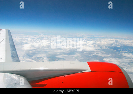 Avions à réaction vue depuis la fenêtre de l'Europe nuages moteur aile 30 000 pieds Banque D'Images