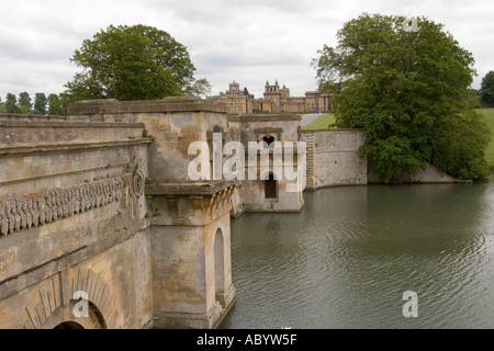 Le Palais de Blenheim Woodstock Oxfordshire Angleterre Vanbrughs grand pont au-dessus de pool de Queens Banque D'Images