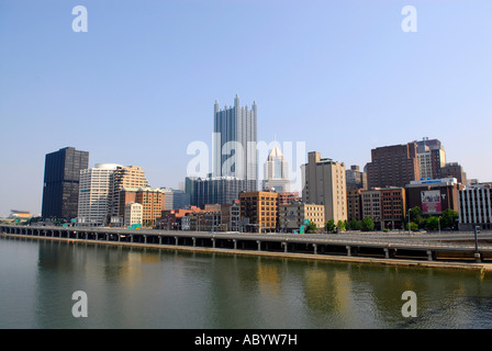 Les toits de la ville de Pittsburgh en Pennsylvanie PA USA sur la rivière Monongahela Banque D'Images