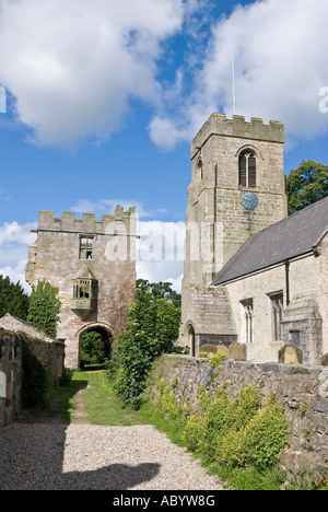 Église paroissiale et Marmion Tower at West Yorkshire Tanfield UK Banque D'Images