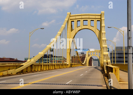 La sixième rue Bridge est un des nombreux à traverser la rivière Allegheny dans la ville de Pittsburgh en Pennsylvanie USA Pa Banque D'Images