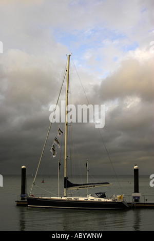 Soirée avec une tempête approche d'atterrissage à Trinity, Cowes, île de Wight. Banque D'Images