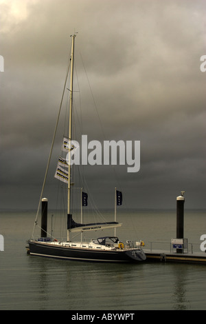 Soirée avec une tempête approche d'atterrissage à Trinity, Cowes, île de Wight. Banque D'Images