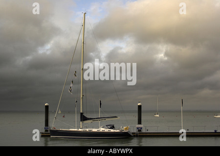 Soirée avec une tempête approche d'atterrissage à Trinity, Cowes, île de Wight. Banque D'Images