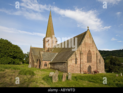 L'église et le cimetière de Grosmont Monmouthshire au Pays de Galles UK Banque D'Images