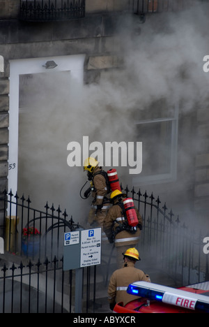 Aider les pompiers un incendie à Édimbourg, en Écosse. Banque D'Images