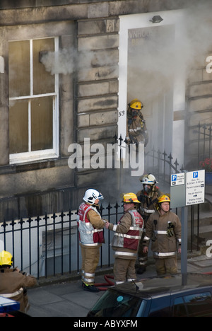 Aider les pompiers un incendie à Édimbourg, en Écosse. Banque D'Images