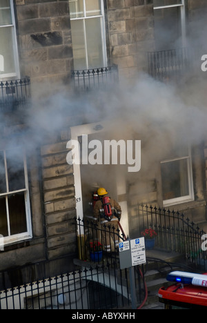 Aider les pompiers un incendie à Édimbourg, en Écosse. Banque D'Images