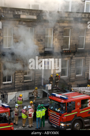 Aider les pompiers un incendie à Édimbourg, en Écosse. Banque D'Images