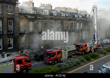 Aider les pompiers un incendie dans la ville. Banque D'Images