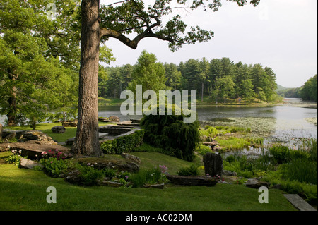 Un jardin à côté d'un lac Banque D'Images