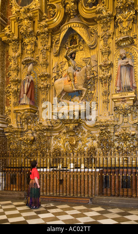 Femme à l'autel à la cathédrale de Grenade Espagne Banque D'Images