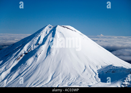 Mt Ngauruhoe Parc National de Tongariro Plateau Central de l'île du nord de la Nouvelle-Zélande et de Mt Egmont Taranaki antenne à distance Banque D'Images
