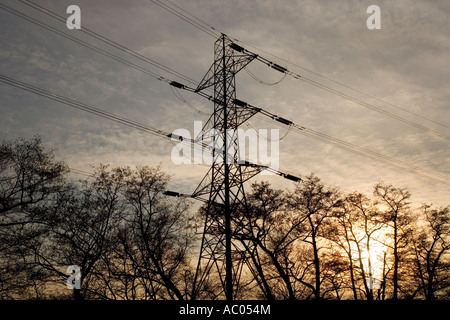 Un pylône d'électricité silhouetté contre un ciel magnifique. Banque D'Images