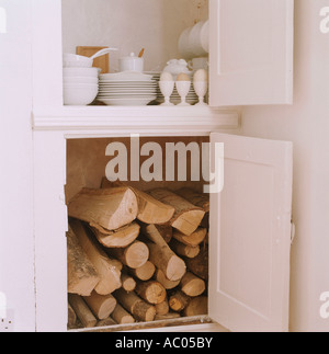 Cuisine ouverte contenant des armoires de rangement en bois de feu et de la vaisselle Banque D'Images