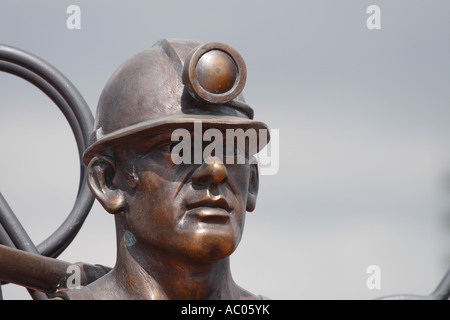 La baie de Cardiff au Pays de Galles Welsh statue de miner le droit à partir de la fosse au Port par sculpture John Clinch Banque D'Images