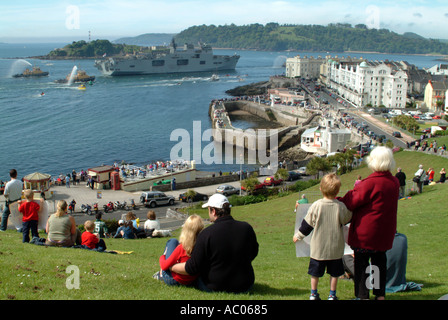 Le HMS Ocean arrive à Plymouth à partir de l'Iraq vu de la Plymouth Hoe Devonshire Angleterre Royaume-Uni UK à destination de RN Dockyard Banque D'Images