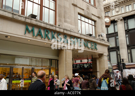 Marks and Spencer et magasin Shoppers passant dans Oxford Street London England Banque D'Images