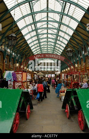Intérieur de Covent Garden Market Londres Angleterre Apple Banque D'Images