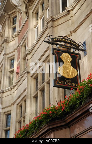 Le Wellington pub dans le Strand Londres Banque D'Images