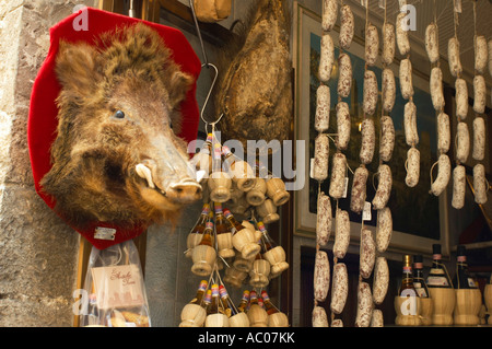 Tête de sanglier et de saucisses en vitrine Italie Banque D'Images