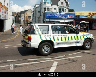 Southend on Sea station balnéaire au bord de la rivière Thames Estuary est de l'Esplanade St John Ambulance véhicule d'urgence en patrouille Banque D'Images