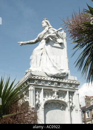 Southend on Sea station balnéaire au bord de la rivière Thames Estuary falaise statue de la reine Victoria Banque D'Images