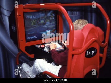 Jeune garçon jouant un jeu d'arcade vidéo Banque D'Images