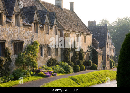 La lumière du soleil du soir qui tombe sur les cottages en pierre du village des Cotswolds Gloucestershire Stanton Banque D'Images