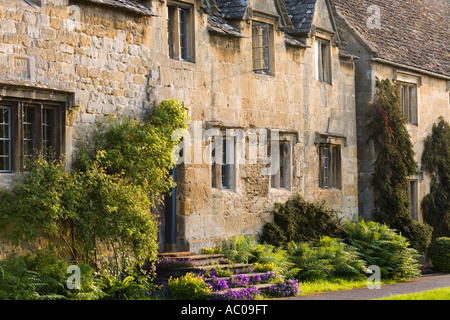 La lumière du soleil du soir qui tombe sur les cottages en pierre du village des Cotswolds Gloucestershire Stanton Banque D'Images