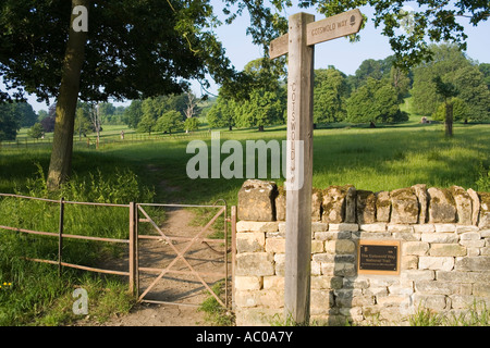 Plaque commémorative marquant le lancement de la façon Cotswold sur sentier National 24/5/2007 dans le village de Gloucestershire Cotswold Stanway Banque D'Images