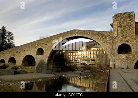12e siècle Pont Nou en Camprodon, Ripolles province, Catalogne, Espagne Banque D'Images