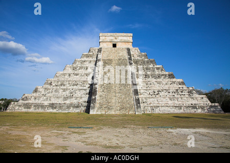 El Castillo, pyramide de Kukulkan, Chichen Itza, Site archéologique de Chichen Itza, l'état du Yucatan, Mexique Banque D'Images