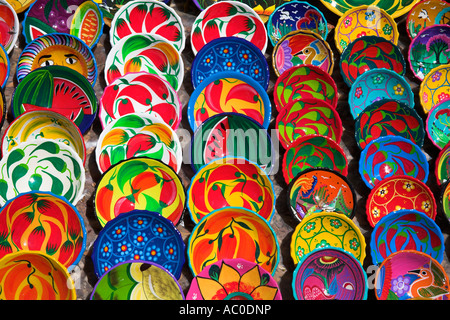 Assiettes et bols colorés pour la vente, Mexique Banque D'Images