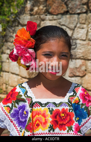 Jeune mexicaine girl wearing costume traditionnel, Chichen Itza, l'état du Yucatan, Mexique Banque D'Images