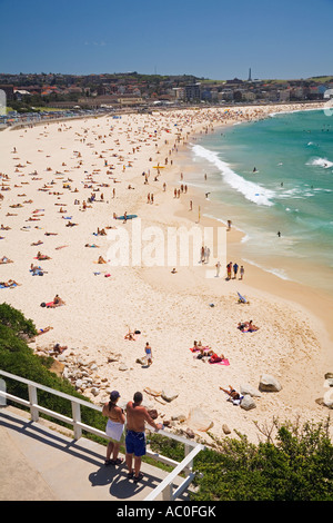 Vue sur l'extrémité sud de la plage de Bondi avec foules estivales qui parsèment le large Sandy Cove Banque D'Images