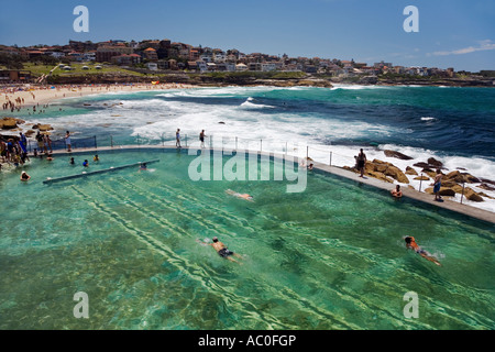 Les nageurs n'tours au bains de Bronte piscines remplies d'océan qui flanquent la mer à Sydney Bronte Beach Banque D'Images