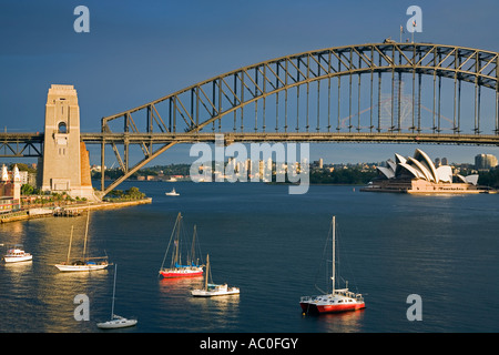 Vue sur la baie de lavande vers le Harbour Bridge et l'Opéra de Sydney, le point sur mcmahon côte-nord Banque D'Images